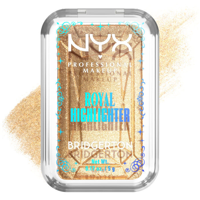 Opakowanie rozwietlacza NYX Professional Makeup Bridgerton Royal Highlighter w odcieniu 02 Light Gold. Subtelny swatch w tle.