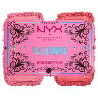 Rożowy podwojny roż NYX PM Bridgerton Blush Duo w odcieniu 01 Wallflower w ozdobnym opakowaniu, z teksturowym swatchem w tle
