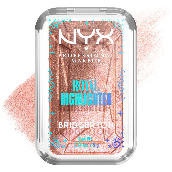 Opakowanie rozwietlacza NYX Professional Makeup Bridgerton Royal Highlighter w odcieniu 01 Iridescent Peach. Subtelny swatch w tle.