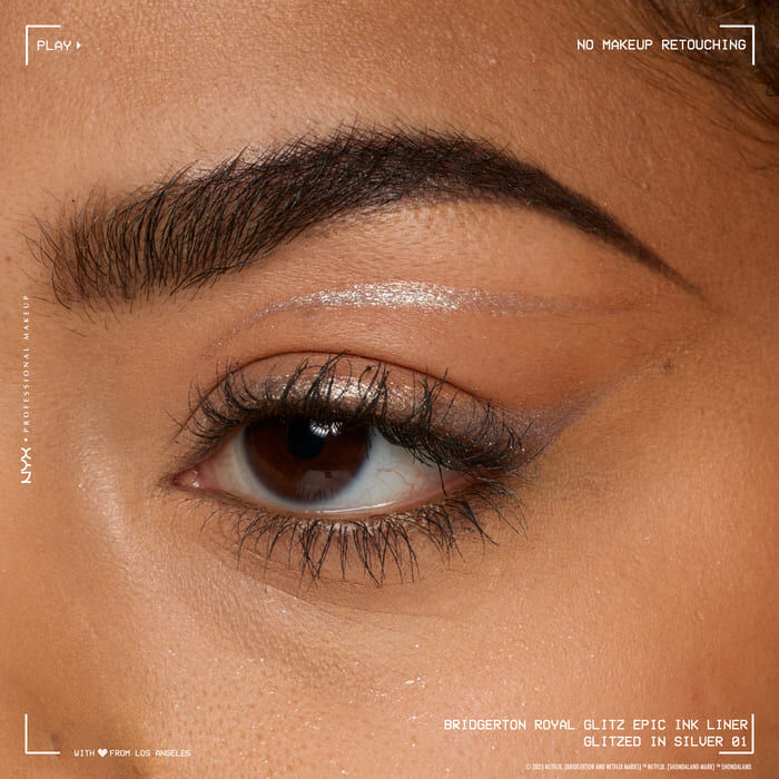 Makro zbliżenie oka z srebrnym eyelinerem (odcień 01 Glitzed In Silver) na linii wodnej i w kąciku. 