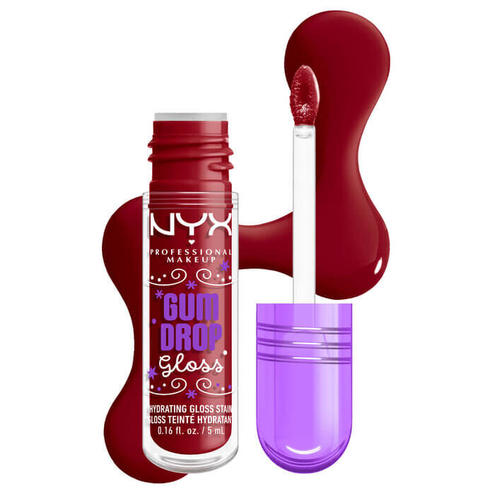 Opakowanie błyszczyka NYX Professional Makeup Holiday Gum Drop Gloss pokazana z otwartym aplikatorem i probką czerwonego, cukierkowego odcienia obok w odcieniu 03 Cranberry Splash
