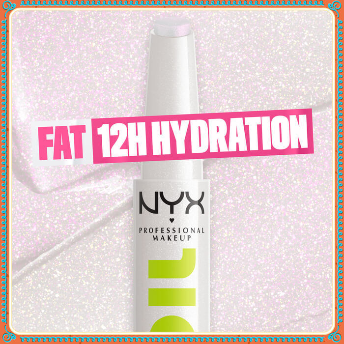 zbliżenie pojedynczej tubki NYX PM Fat Oil Slick Click. Głowną wyrożnioną zaletą jest efekt „FAT 12H HYDRATION” na tle połyskującego, jasnorożowego tła.