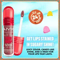 Zbliżenie na błyszczyk Holiday Gum Drop Gloss NYX Professional Makeup z hasłem: „Get lips stained in sugary shine – 24HR wear.”. Otoczona cukierkowymi akcentami w odcieniu 01 Hydra Honey