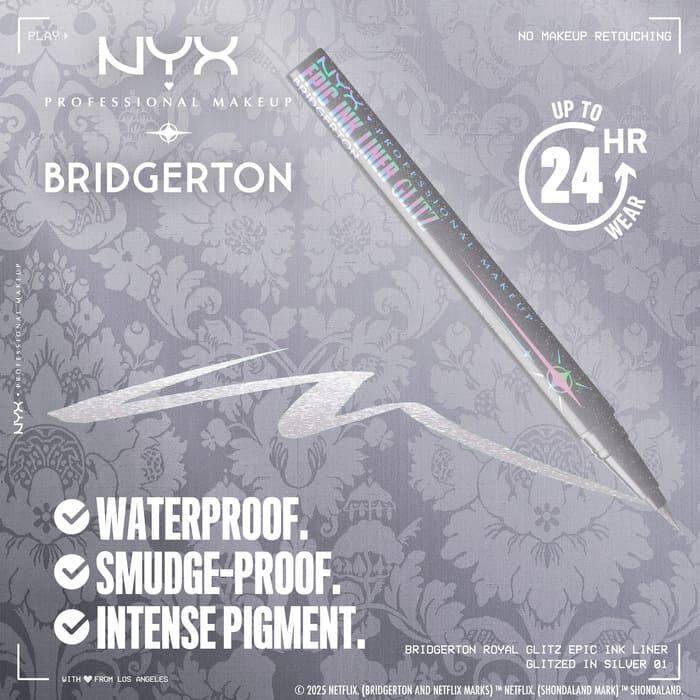 Zbliżenie srebrnej kredki do oczu NYX PM x Bridgerton Royal Epic Ink Liner Glitz na złotym tle. Tekst: WATERPROOF, SMUDGEPROOF, FADEPROOF, 24 HR z ikoną zegara. Odcień 01 Glitzed In Silver.