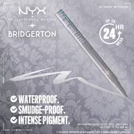 Zbliżenie srebrnej kredki do oczu NYX PM x Bridgerton Royal Epic Ink Liner Glitz na złotym tle. Tekst: WATERPROOF, SMUDGEPROOF, FADEPROOF, 24 HR z ikoną zegara. Odcień 01 Glitzed In Silver.