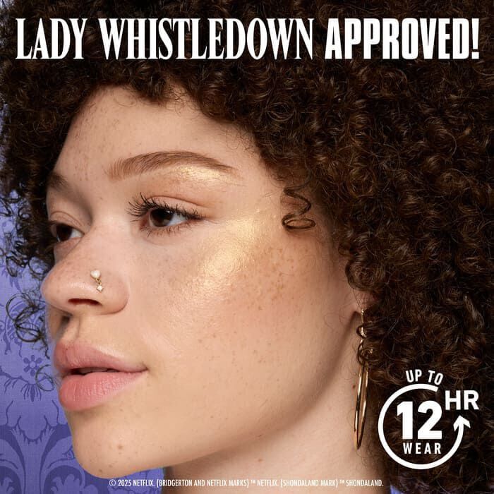 Modelka z rozświetlaczem NYX Professional Makeup Bridgerton Royal w odcieniu 01 Iridescent Peach na policzku. Tekst: "Zatwierdzone przez WHISTLEDOWN!".