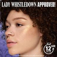 Modelka z rozświetlaczem NYX Professional Makeup Bridgerton Royal w odcieniu 01 Iridescent Peach na policzku. Tekst: "Zatwierdzone przez WHISTLEDOWN!".