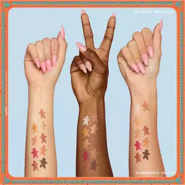 Trzy ramiona o rożnych odcieniach skory, z ktorych każde prezentuje swatche cieni do powiek z palety NYX Professional Makeup Holiday Gingerbaddie, ilustrując, jak kolory wyglądają na rożnych karnacjach.