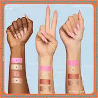 Trzy przedramiona o rożnym odcieniu skory, każde z probkami odcieni palety Buttermelt Face Palette, pokazującymi oba odcienie.