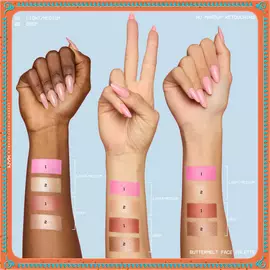 Trzy przedramiona o rożnym odcieniu skory, każde z probkami odcieni palety Buttermelt Face Palette, pokazującymi oba odcienie.
