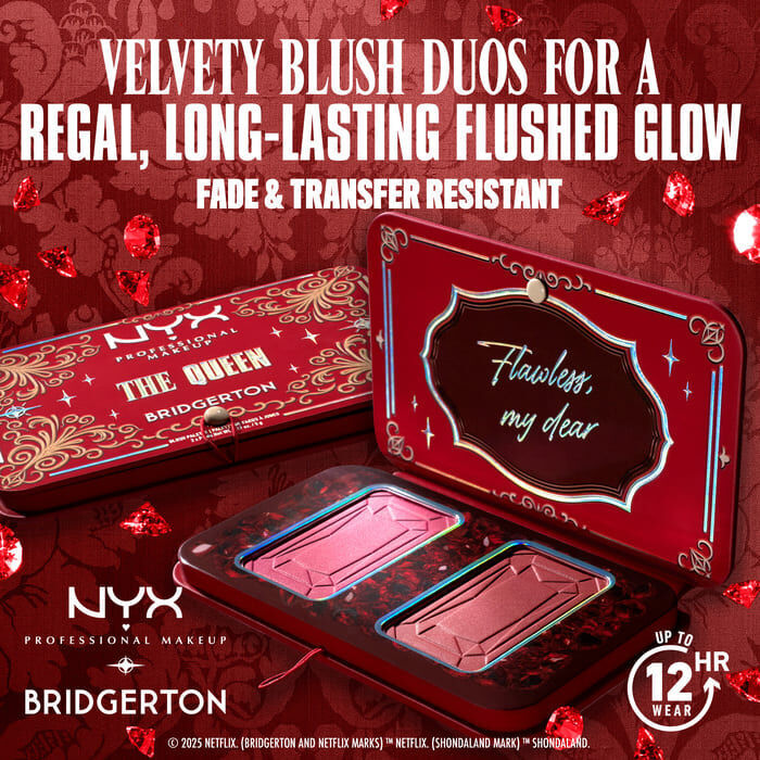 Otwarty podwojny roż NYX PM Bridgerton Blush Duo w odcieniu 03 The Queen na burgundowym tle.