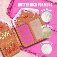 Na zdjęciu widoczna jest otwarta paleta „Buttermelt Face Palette”. Wypisane są składniki „MASŁO SHEA”, „MASŁO MANGO” i „MASŁO MIGDAŁOWE” pod nagłowkiem „FORMUŁA BUTTER RICH” w palecie Buttermelt Face Palette w odcieniu 01 Light/Medium.