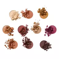 Widok z gory na dziesięć pojedynczych stosow sypkich pigmentow cieni do powiek, reprezentujących każdy odcień palety NYX Professional Makeup Holiday Gingerbaddie.