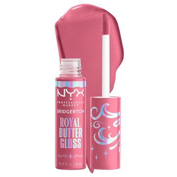 Tubka błyszczyka NYX PM Bridgerton Royal Butter Glossw neutralnym brązie. Obok duży, błyszczący swatch produktu w odcieniu 01 Angel Food Cake.