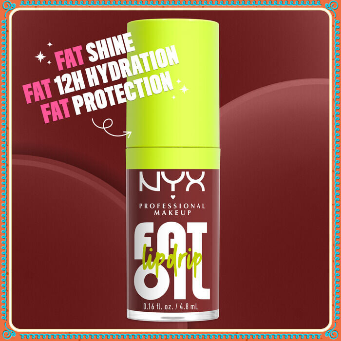 Zbliżenie na pojedynczą tubkę błyszczyka do ust NYX Fat Oil. Tekst wokoł niej podkreśla jego głowne zalety: „FAT SHINE”, „FAT 12H HYDRATION” i „FAT PROTECTION”. Tubka ma neonowozieloną nakrętkę.