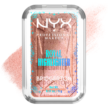 Opakowanie rozwietlacza NYX Professional Makeup Bridgerton Royal Highlighter w odcieniu 01 Iridescent Peach. Subtelny swatch w tle.